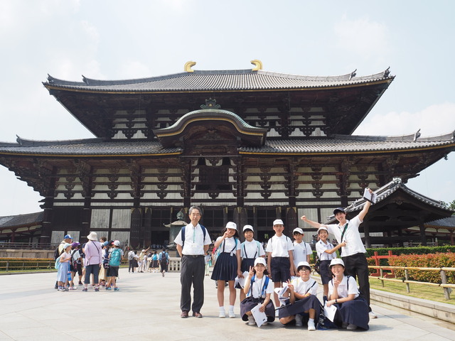 東大寺大仏殿前での画像