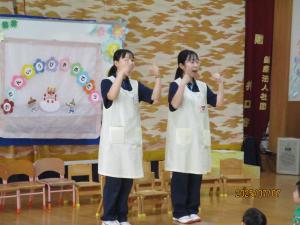 実習生さんが手遊びをしてくれました。
