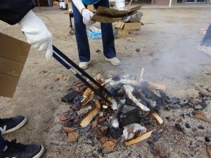 火をおこし、その中にアルミで包んだ芋をいれました。