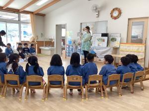 山根先生が４歳児にお節料理の話をしてくれました。