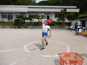 ソフトボール投げ