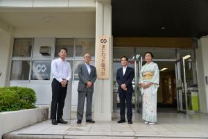まにわっと電力 看板の除幕式の様子