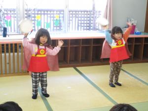 2歳児のタンバリン奏