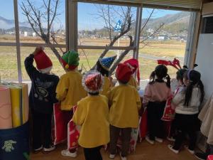 空を見上げる様子