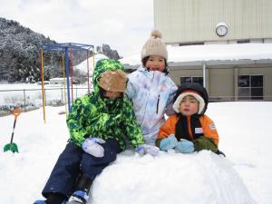 雪山に上る子どもたち