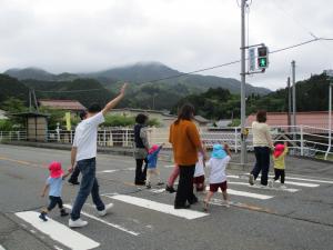 横断歩道を親子で歩く様子