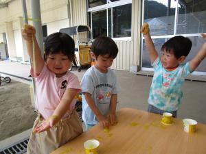 スライム遊びをする子どもたち