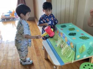 わにわにパニックのこーなーで遊ぶ園児