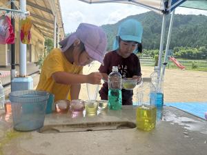 色水を作る３歳児