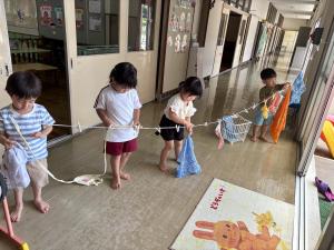 洗濯ごっこをする子どもたち
