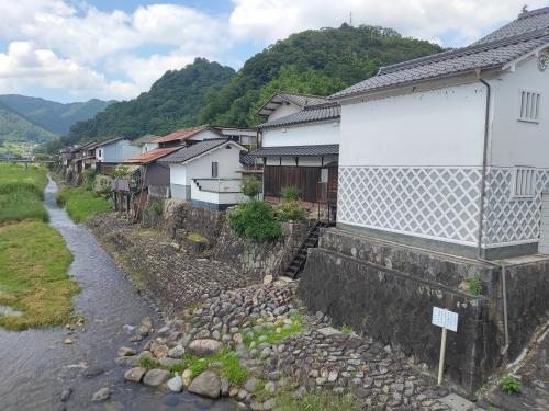 旭川から見た高田城と城下町