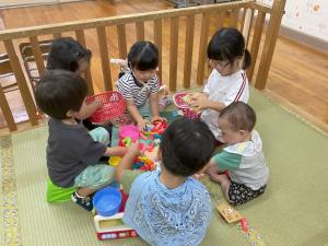 室内で一緒に遊ぶ子どもたち
