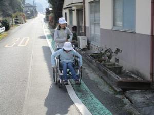 5年生は実際の道路で車いす体験をしました。