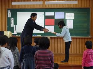 鉄棒の練習に熱心にとりくみ、いろいろな技ができるようになったら「鉄棒名人」です。