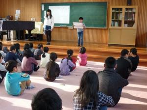 6年生と2年生の代表が、2学期がんばったことを堂々と発表しました。