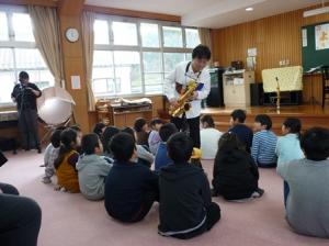 子どもたちの間に入って移動しながらのアドリブ演奏!