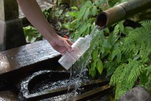 中蒜山登山口　水汲みの様子