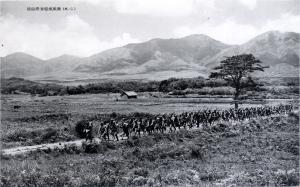 蒜山三座と演習中の陸軍歩兵