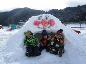 雪で作ったアンパンマンのかまくら