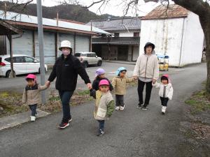 河川敷を歩く子どもたち