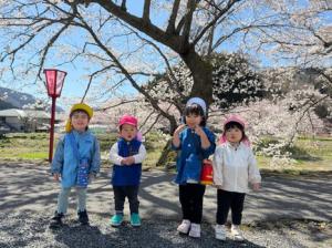 満開の桜と子どもたち