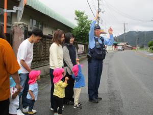 横断歩道の渡り方を教えてもらいました。